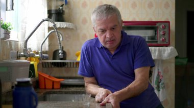 Alkolizmle boğuşan, evdeki mutfak lavabosuna yaslanan, yaşlılıkta sağlıksız davranışlar gösteren yaşlı bir adam. Madde bağımlılığı kavramı