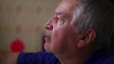 Bunalımlı son sınıf öğrencisi pencereden dışarı bakıyor, bakıyor, bir an umut veriyor, dışarı bakıyor, güneşin yüzünde parladığını hissediyor.