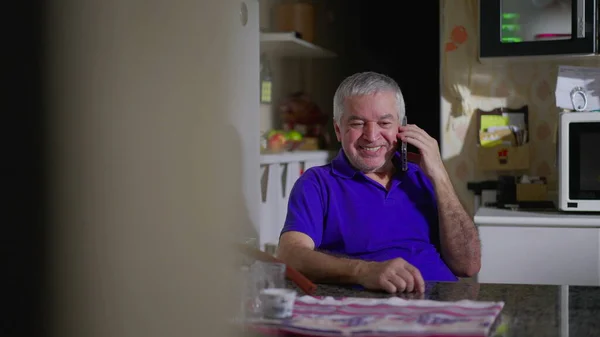 Uczciwy Radosny Staruszek Rozmawiający Przez Telefon Kuchni Domowej Autentyczna Szczęśliwa — Zdjęcie stockowe