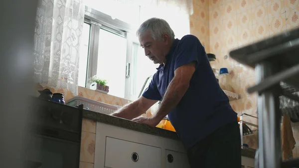 病倒的老人在厨房的水槽边感到身体不适 老年人与老年和精神疾病作斗争 — 图库照片