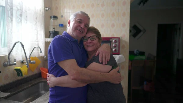 Mutlu Evli Yaşlı Çift Mutfak Lavabosunun Yanında Birbirlerine Sarılıyorlar Yaşlı — Stok fotoğraf
