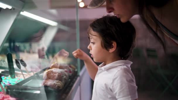 Dziecko Lodziarni Wskazując Palcem Aby Wybrać Smak Ladą — Wideo stockowe