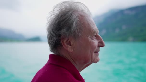 Ξέγνοιαστος Ανώτερος Άνθρωπος Απολαμβάνοντας Γαλήνια Θέα Της Φύσης Της Λίμνης — Αρχείο Βίντεο