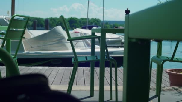 Scaune Verzi Metalice Goale Restaurant Malul Lacului — Videoclip de stoc