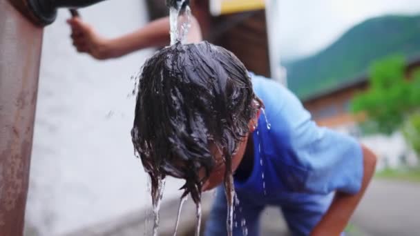 Teen Boy Washing Hair Public Fountain Refreshing Head Hot Summer — Stok Video
