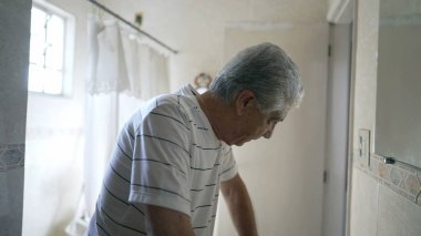 Kafkasyalı kıdemli adam Pişmanlık ve Kederi Yansıtıyor, Banyodaki Yaşlılığı Düşünüyor