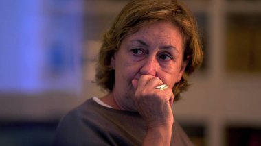 Derin zihinsel yansıması olan samimi, düşünceli, son sınıf kadını. 70 'li yaşlarda otantik yaşlı bir kadın hayatı düşünüyor.