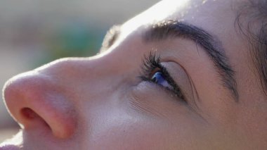 Kadın mutlu olmak için gözlerini gökyüzüne açıyor. 30 'lu yaşlarda tefekkür eden bir kadın meditasyonda gözlerini kapatır. Farkındalık kavramı