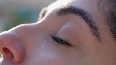 Kadın mutlu olmak için gözlerini gökyüzüne açıyor. 30 'lu yaşlarda tefekkür eden bir kadın meditasyonda gözlerini kapatır. Farkındalık kavramı