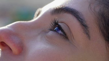 Kadın mutlu olmak için gözlerini gökyüzüne açıyor. 30 'lu yaşlarda tefekkür eden bir kadın meditasyonda gözlerini kapatır. Farkındalık kavramı