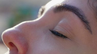 Kadın mutlu olmak için gözlerini gökyüzüne açıyor. 30 'lu yaşlarda tefekkür eden bir kadın meditasyonda gözlerini kapatır. Farkındalık kavramı