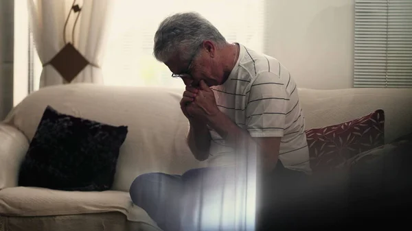 Niespokojny Neurotyczny Starszy Pan Zmaga Się Zaabsorbowaniem Martwi Się Samotnie — Zdjęcie stockowe