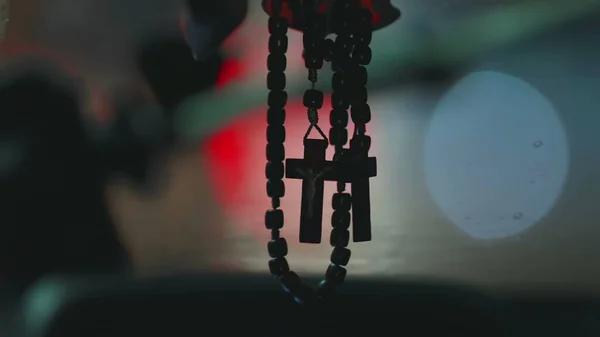 Christian Cross Zobrazen Čelním Skle Auta Symbolizující Víru Naději Oddanost — Stock fotografie