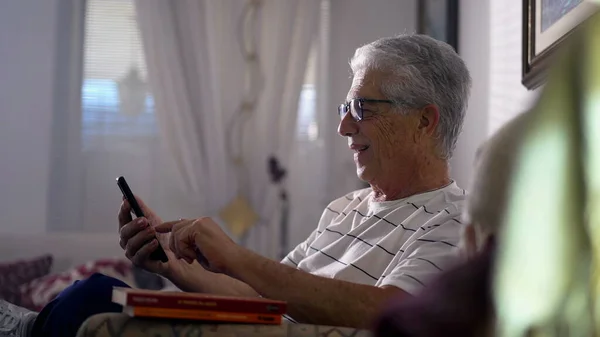 Szczery Szczęśliwy Starzec Korzystający Telefonu Komórkowego Domu Siedzący Kanapie Siwe — Zdjęcie stockowe