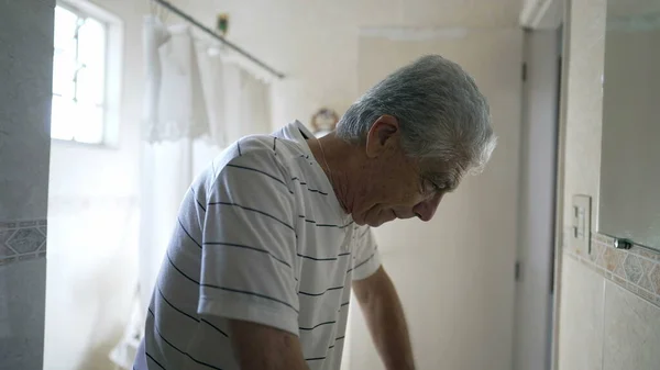 Homem Sênior Caucasiano Refletindo Sobre Arrependimento Tristeza Contemplando Velhice Espelho — Fotografia de Stock