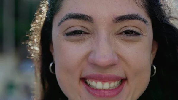 Portret Szczęśliwej Kobiety Patrzącej Uśmiechniętą Kamerę Zbliżenie Twarz 30S Tysiąclecia — Zdjęcie stockowe