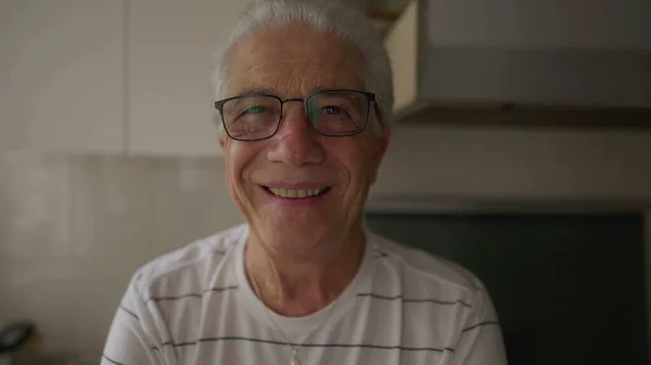 Kolları Çaprazlanmış Neşeli Yaşlı Adam Sunlit Kitchen Dikiliyor Kameraya Içten — Stok fotoğraf