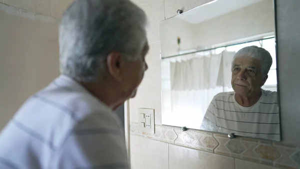 Kaukasischer Senior Denkt Badezimmerspiegel Über Bedauern Und Leid Nach Und — Stockfoto