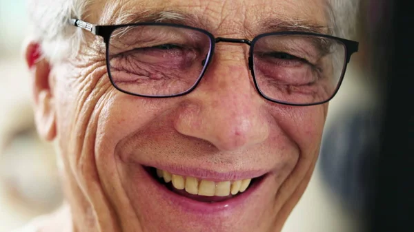 Primer Plano Hombre Mayor Feliz Riendo Sonriendo Usando Gafas Con —  Fotos de Stock