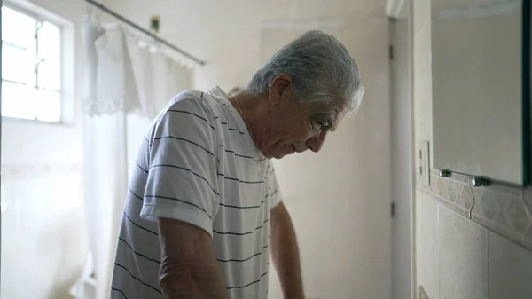 Kafkasyalı Kıdemli Adam Pişmanlık Kederi Yansıtıyor Banyodaki Yaşlılığı Düşünüyor — Stok fotoğraf