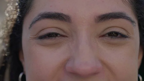 Wanita Bahagia Macro Close Melihat Kamera Satu Wanita Usia Tersenyum — Stok Foto