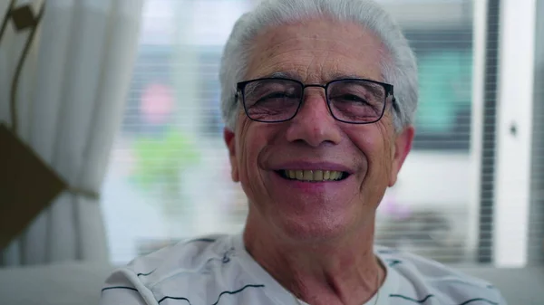 Kameraya Gülümseyen Yaşlı Bir Adamın Rahat Mizacıyla Yakın Plan Yüzü — Stok fotoğraf
