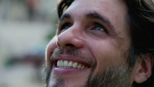 Nadějný Vděčný Detailní Záběr Usmívajícího Letého Muže Vzhlížejícího Obloze Nadějí — Stock fotografie