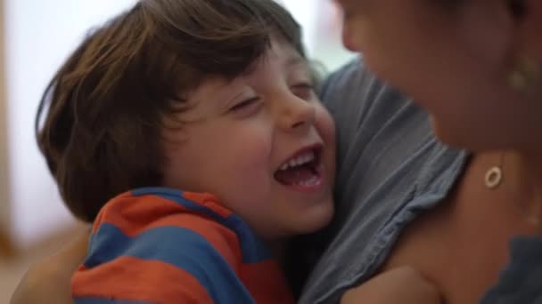 有爱心的母亲抱着孩子 父母和小男孩之间真正的爱的时刻 母爱的概念 — 图库视频影像