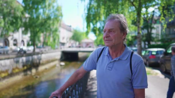 老年人想在城市里过一个阳光灿烂的夏日 退休的忧心忡忡的老年人 精神上深刻的反思 享受生活 — 图库视频影像