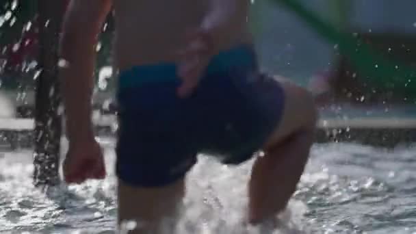 Kind Stapt Het Water Bij Het Zwembad Sprinten Slow Motion — Stockvideo
