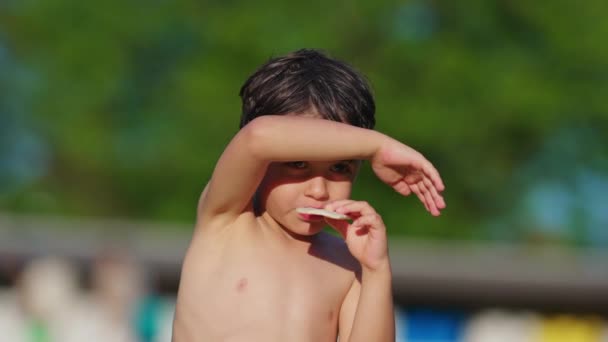 따뜻한 수영장에서 비스킷을 태양으로 얼굴과 셔츠가없는 — 비디오