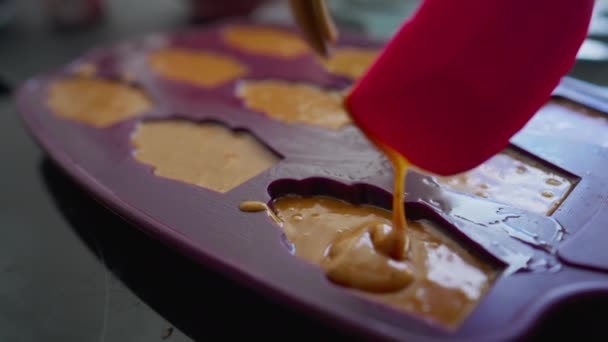 マドレーヌ型の形状パンにケーキ生地を注ぎ 伝統的なフランス料理デザートを調理する — ストック動画