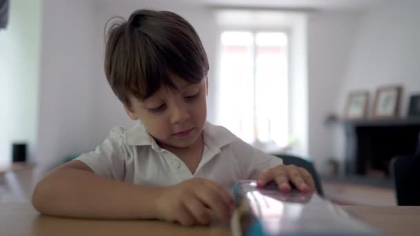 Jeden Mały Chłopiec Otwiera Pudełko Prezentami Dziecko Otrzymuje Prezent Urodzinowy — Wideo stockowe