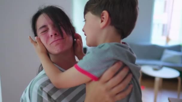 Niño Besando Madre Enérgicamente Mamá Sosteniendo Niño Hiperactivo Brazos Mientras — Vídeos de Stock