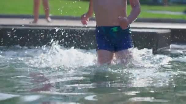 Een Energiek Jongetje Dat Slow Motion Het Zwembad Rent Opgewonden — Stockvideo