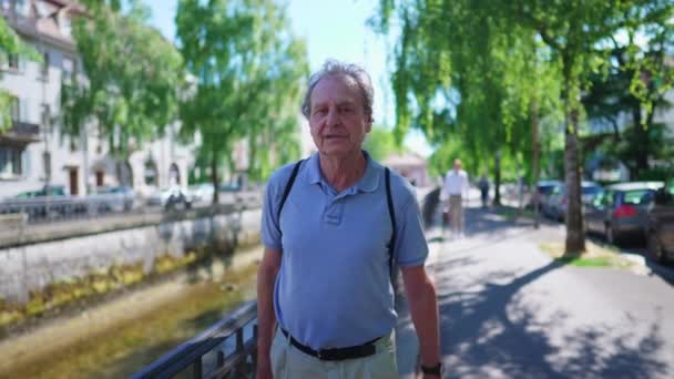 Šťastný Starší Muž Procházky Městské Ulici Během Jasného Krásného Dne — Stock video