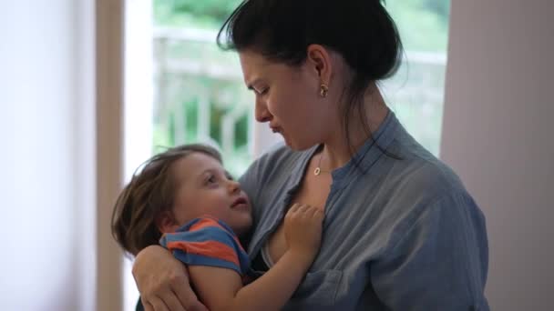Quente Abraço Materno Envolvendo Filho Jovem Testamento Visual Para Vínculo — Vídeo de Stock