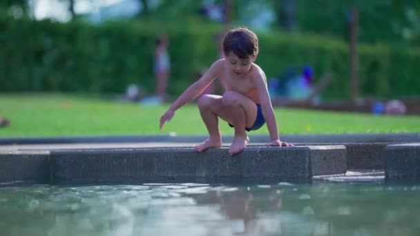 Niño Que Entra Piscina Durante Día Verano Chico Emocionado Disfrutando — Vídeos de Stock