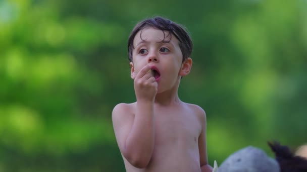 Jeden Zamyšlený Chlapeček Stojí Venku Bez Trička Koupání Bazénu Sušenky — Stock video