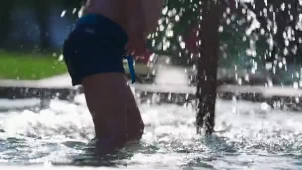 Jonge Ondergedompeld Een Spelletje Aan Het Zwembad Met Glinsterende Watertuit — Stockvideo