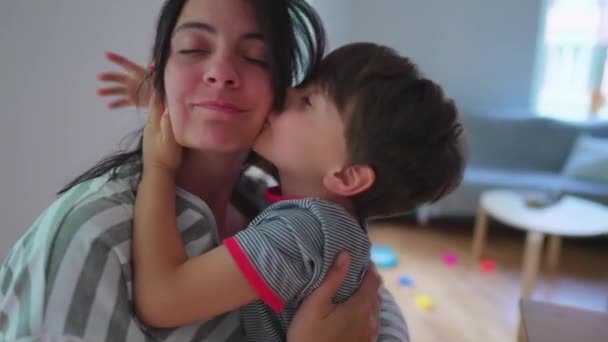 Criança Energética Beijando Mãe Bochecha Com Abraço Áspero Emocionado Filho — Vídeo de Stock