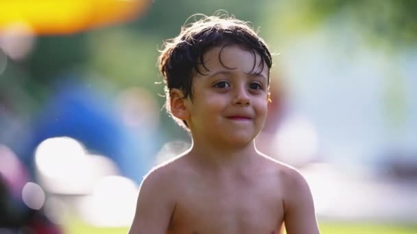 Ritratto Bambino Seduto Sull Erba Fuori Dopo Aver Nuotato Piscina — Video Stock