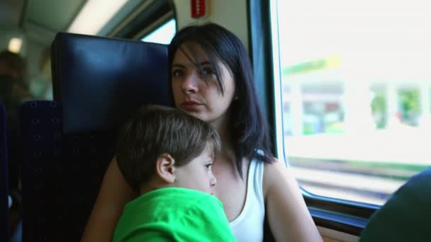 Madre Figlio Bordo Rapido Viaggio Treno Mamma Introspettiva Immersa Profonda — Video Stock