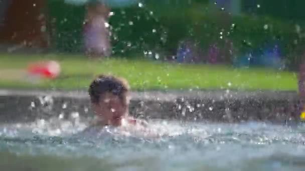 Yüzme Havuzunda Her Yere Sıçrayan Bir Çocuk 120 — Stok video