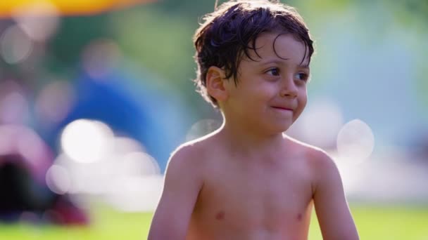 Glad Ung Pojke Sitter Utanför Efter Simning Vid Poolen Leende — Stockvideo