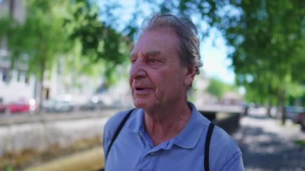 Senior Man Důchodu Procházce Městě Vstřebán Myšlenek Jasného Dne — Stock video