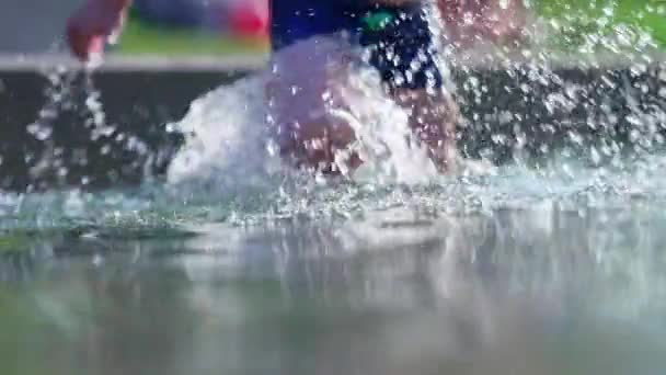 Joyful Kind Loopt Het Zwembad Water Spetterend Water Slow Motion — Stockvideo