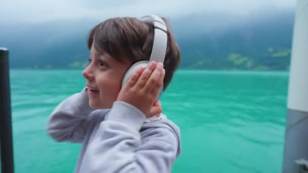 Adorable Niño Pequeño Escuchando Música Con Lago Escénico Fondo Niño — Vídeo de stock
