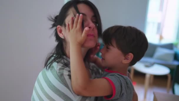 温かい抱擁の母と子供 息子が頬にママにキスするように愛の本物の瞬間を共有 — ストック動画