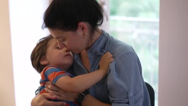 母亲温柔的抱着爱抚着她的幼小 那是母爱和联系最深处的体现 — 图库视频影像